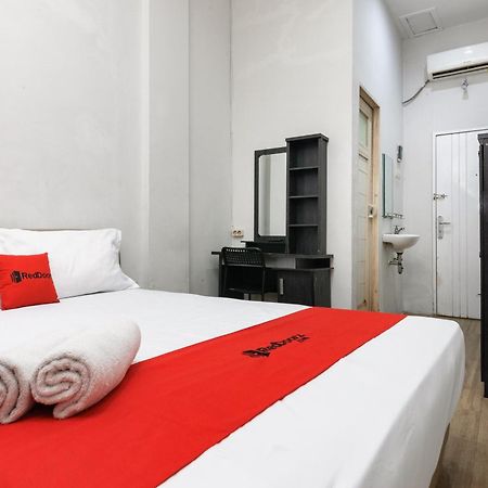 فندق Reddoorz Near Mandaya Royal Hospital Puri تانجيرانغْ المظهر الخارجي الصورة