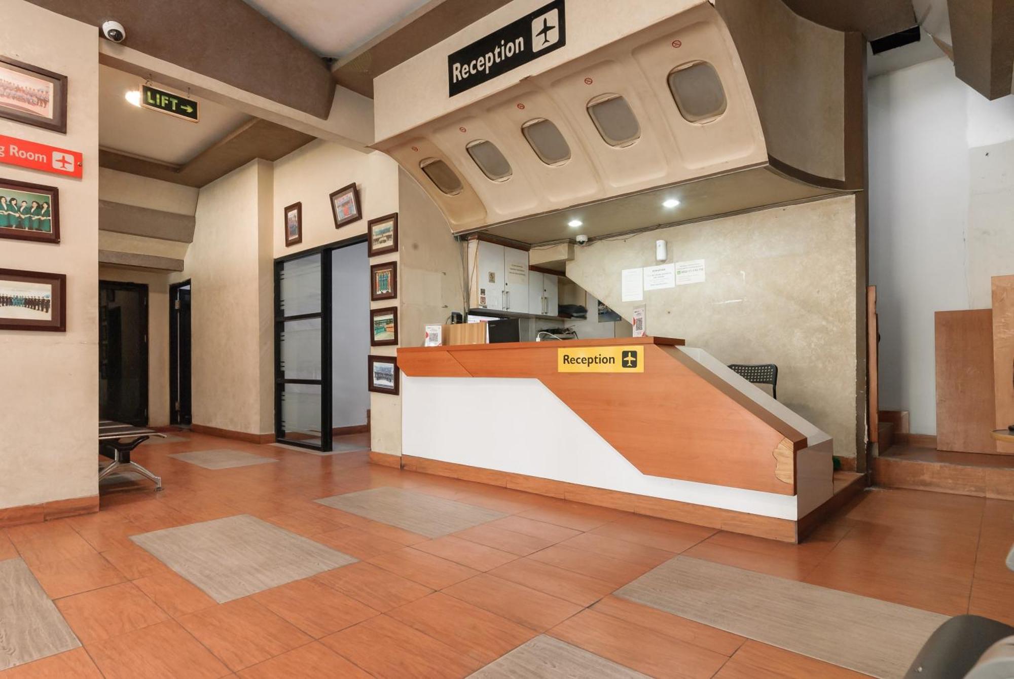 فندق Reddoorz Near Mandaya Royal Hospital Puri تانجيرانغْ المظهر الخارجي الصورة