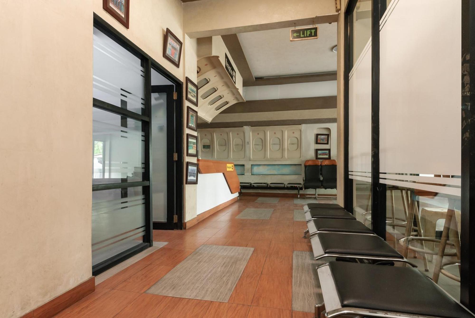 فندق Reddoorz Near Mandaya Royal Hospital Puri تانجيرانغْ المظهر الخارجي الصورة