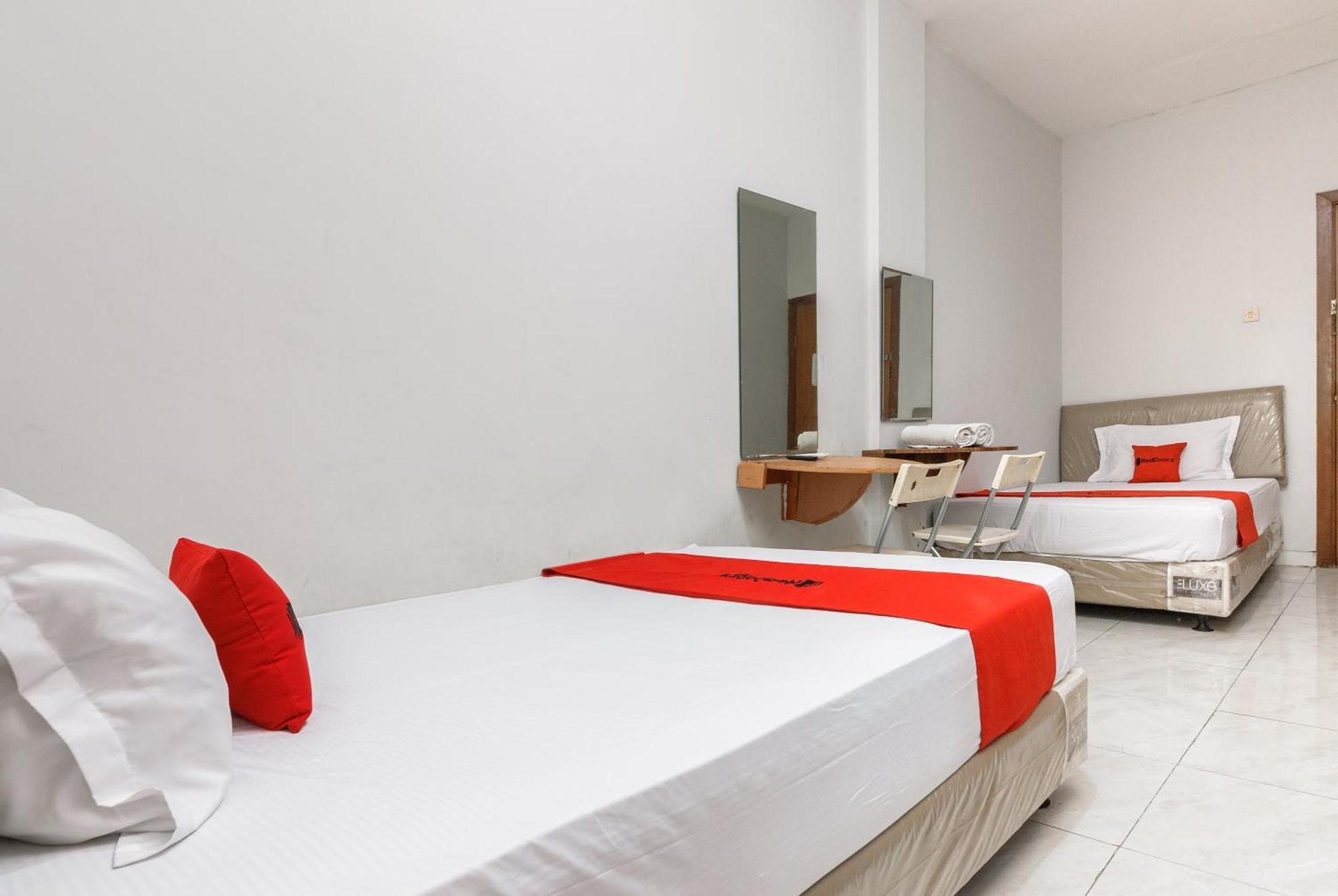 فندق Reddoorz Near Mandaya Royal Hospital Puri تانجيرانغْ المظهر الخارجي الصورة