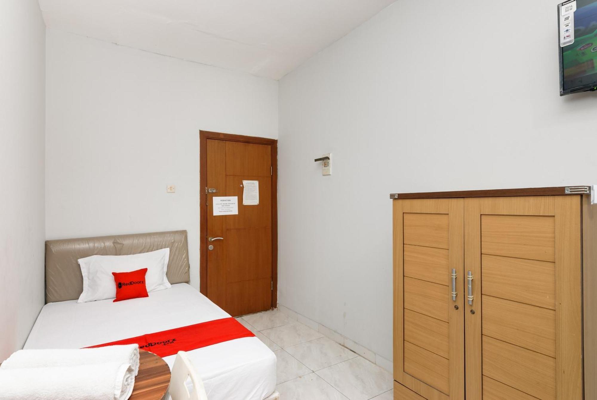فندق Reddoorz Near Mandaya Royal Hospital Puri تانجيرانغْ المظهر الخارجي الصورة