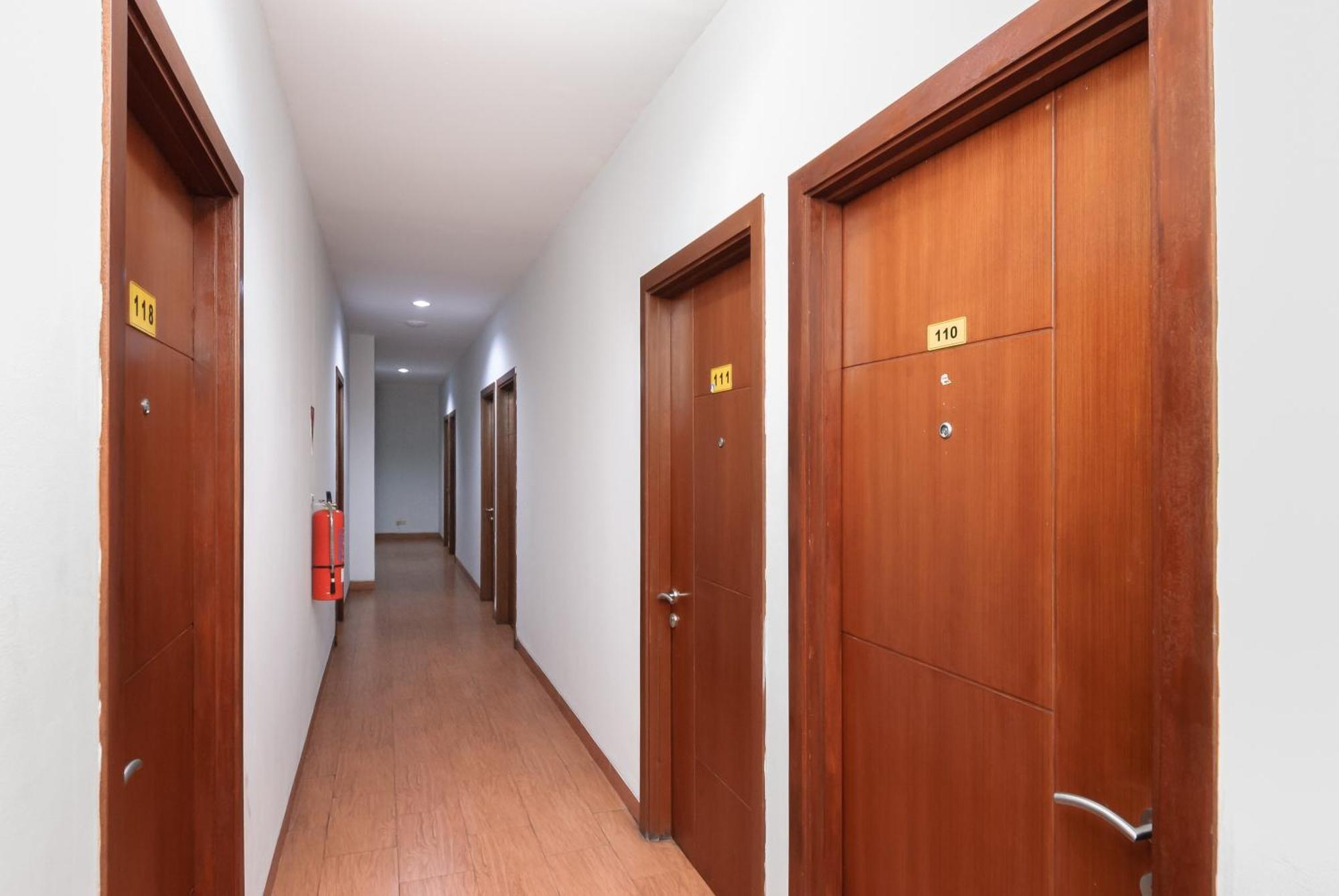 فندق Reddoorz Near Mandaya Royal Hospital Puri تانجيرانغْ المظهر الخارجي الصورة