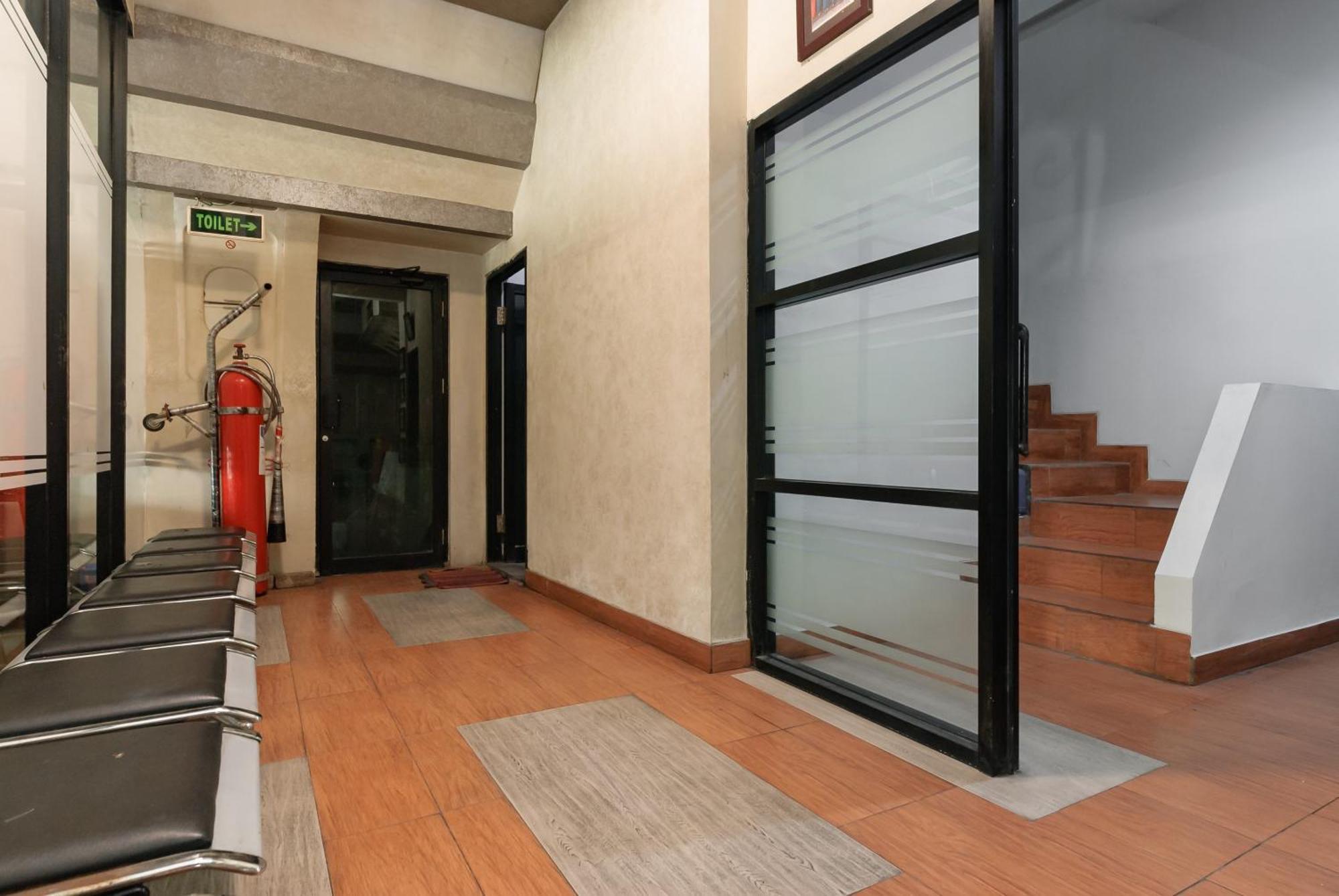 فندق Reddoorz Near Mandaya Royal Hospital Puri تانجيرانغْ المظهر الخارجي الصورة