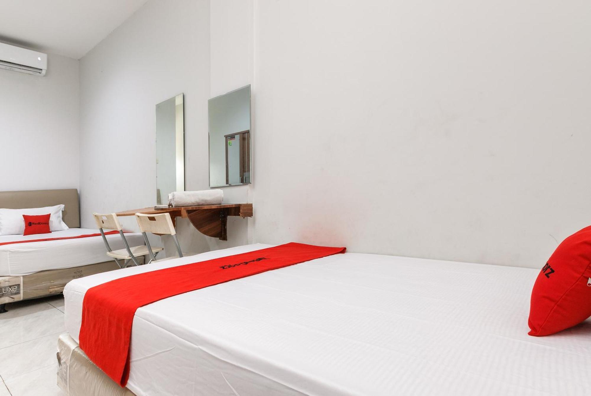 فندق Reddoorz Near Mandaya Royal Hospital Puri تانجيرانغْ المظهر الخارجي الصورة