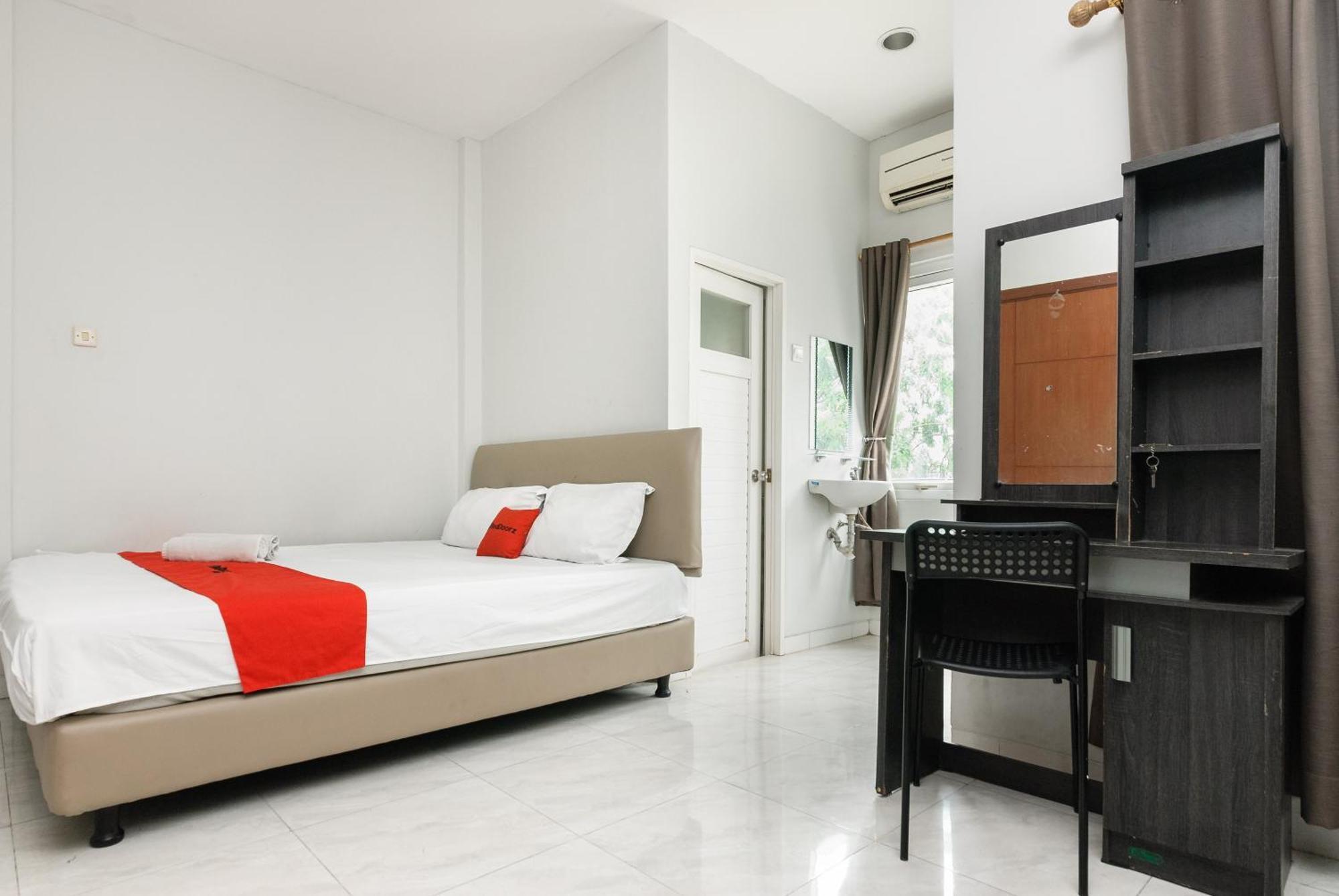 فندق Reddoorz Near Mandaya Royal Hospital Puri تانجيرانغْ المظهر الخارجي الصورة