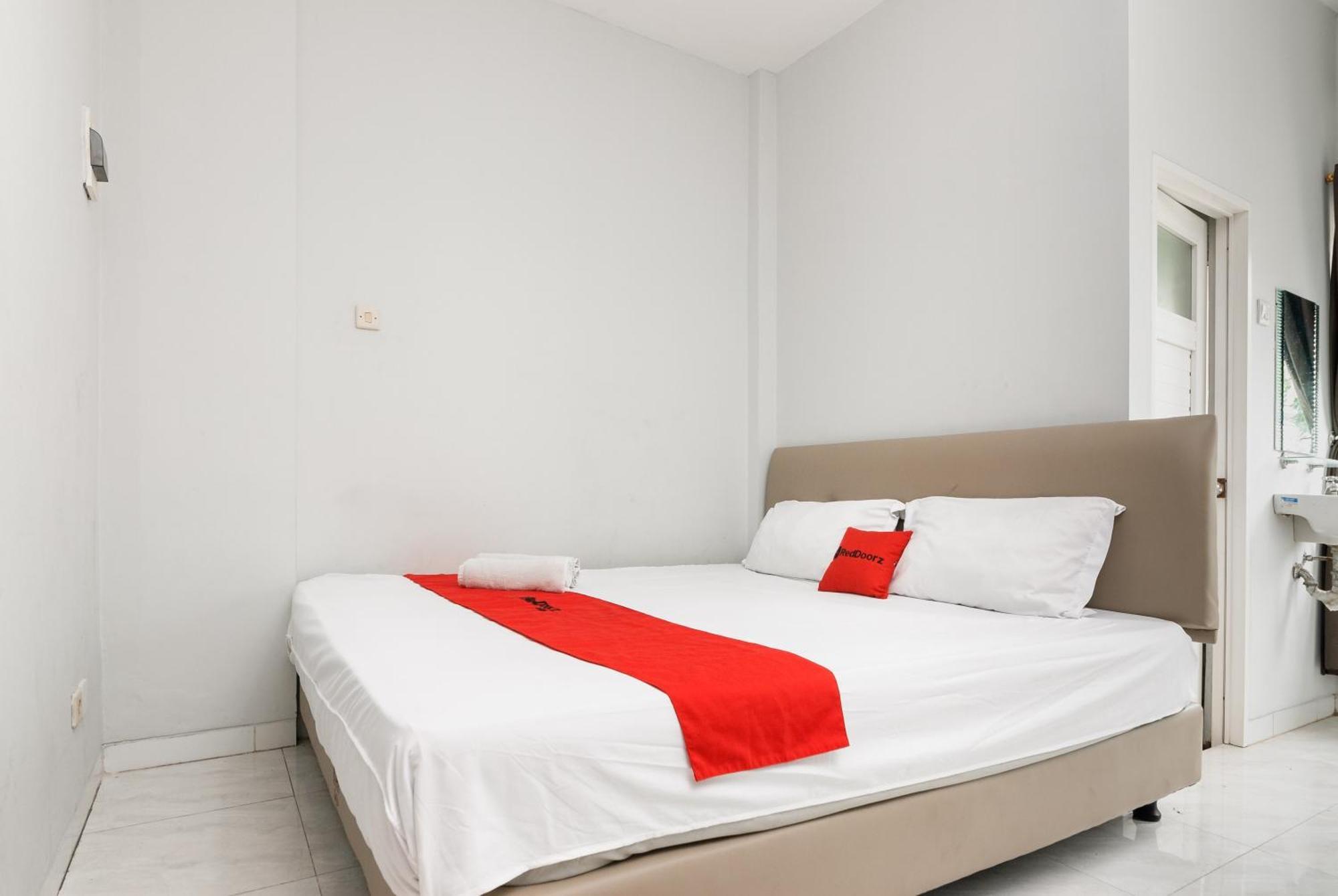 فندق Reddoorz Near Mandaya Royal Hospital Puri تانجيرانغْ المظهر الخارجي الصورة