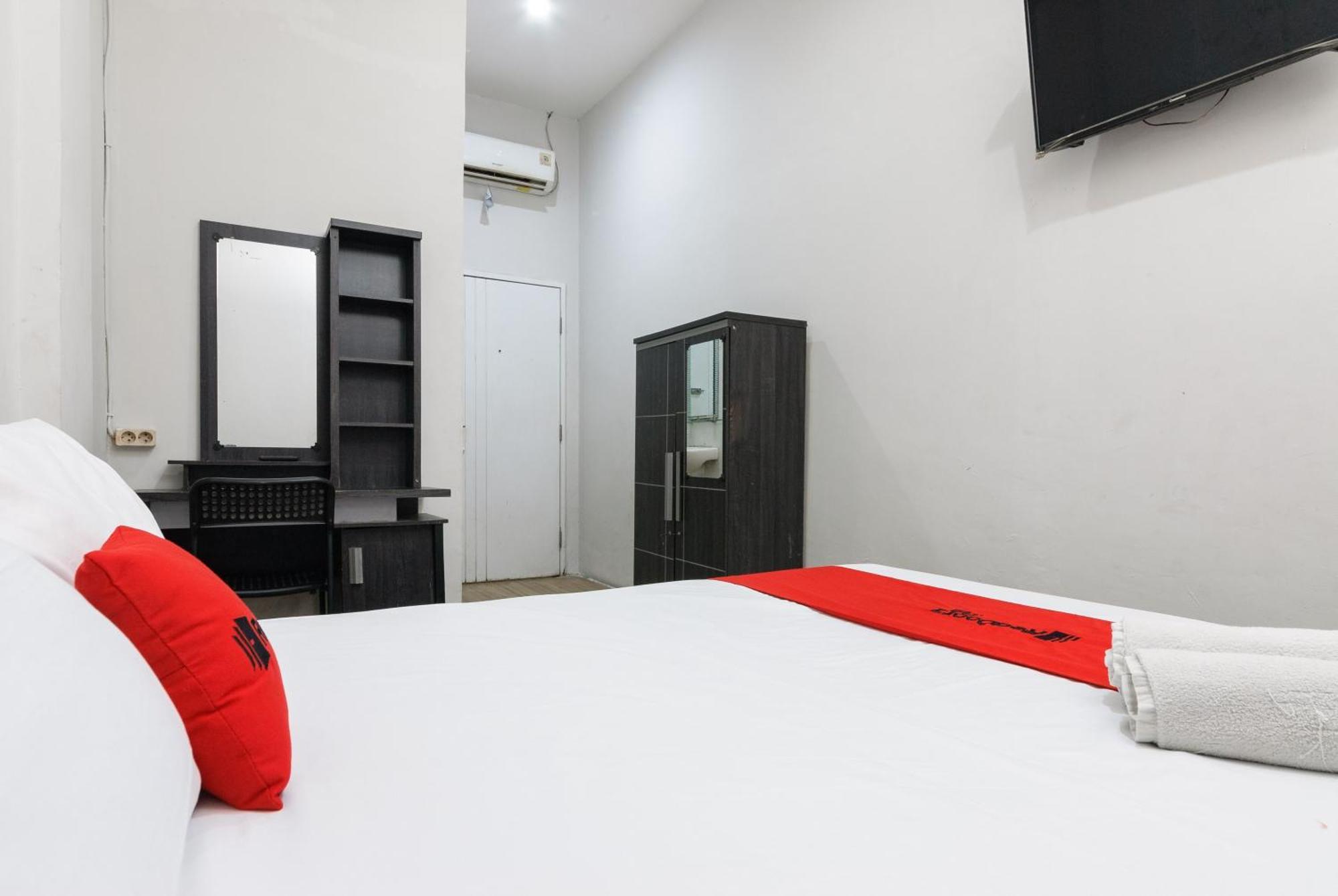 فندق Reddoorz Near Mandaya Royal Hospital Puri تانجيرانغْ المظهر الخارجي الصورة