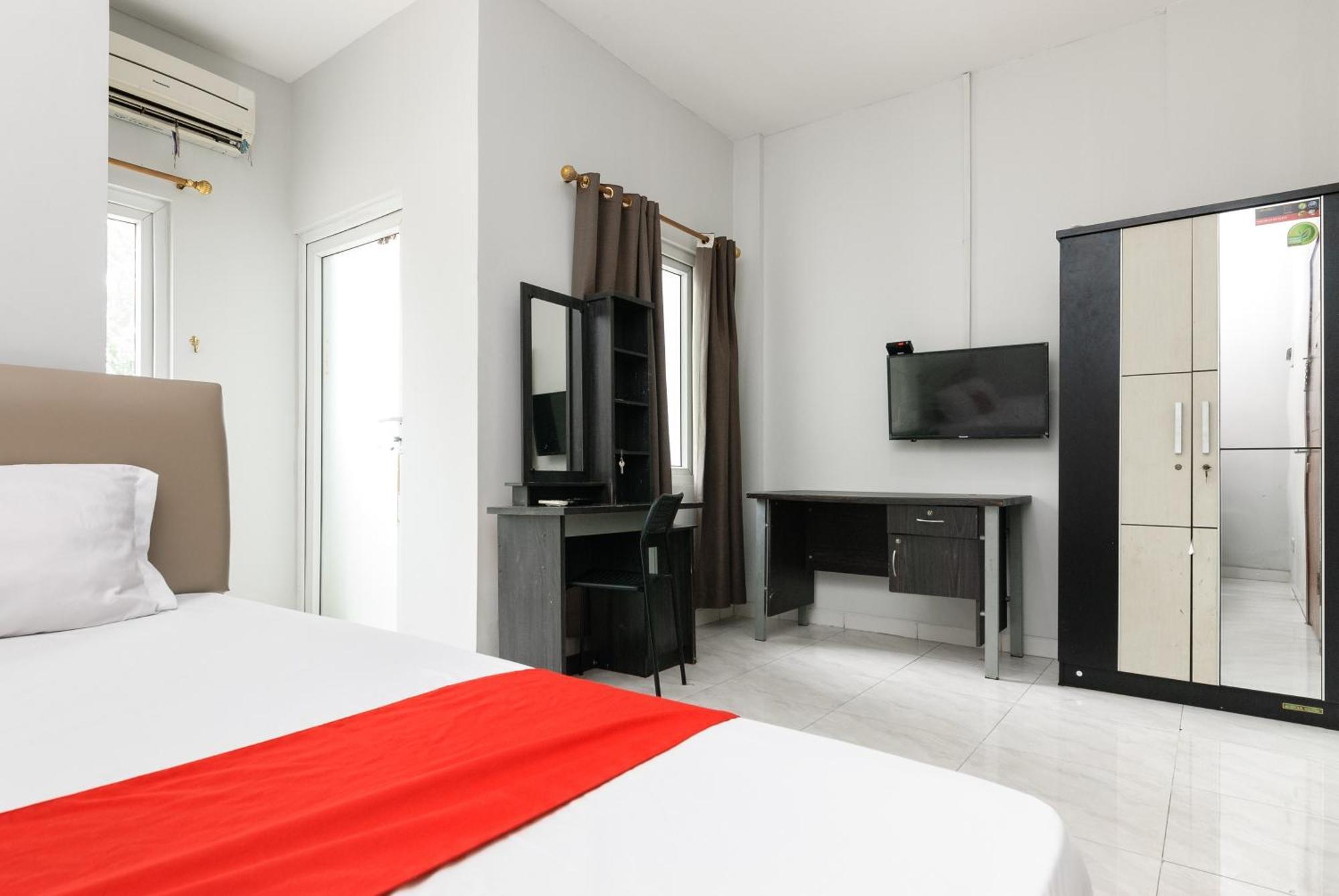 فندق Reddoorz Near Mandaya Royal Hospital Puri تانجيرانغْ المظهر الخارجي الصورة