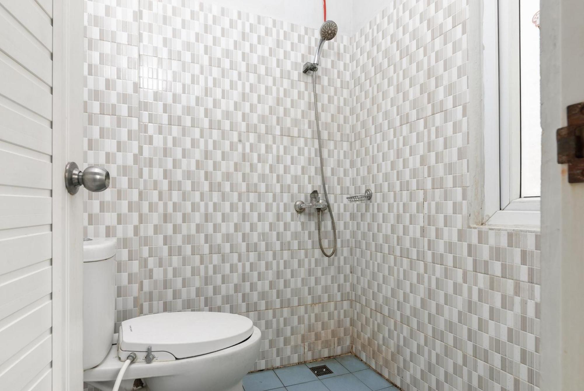 فندق Reddoorz Near Mandaya Royal Hospital Puri تانجيرانغْ المظهر الخارجي الصورة