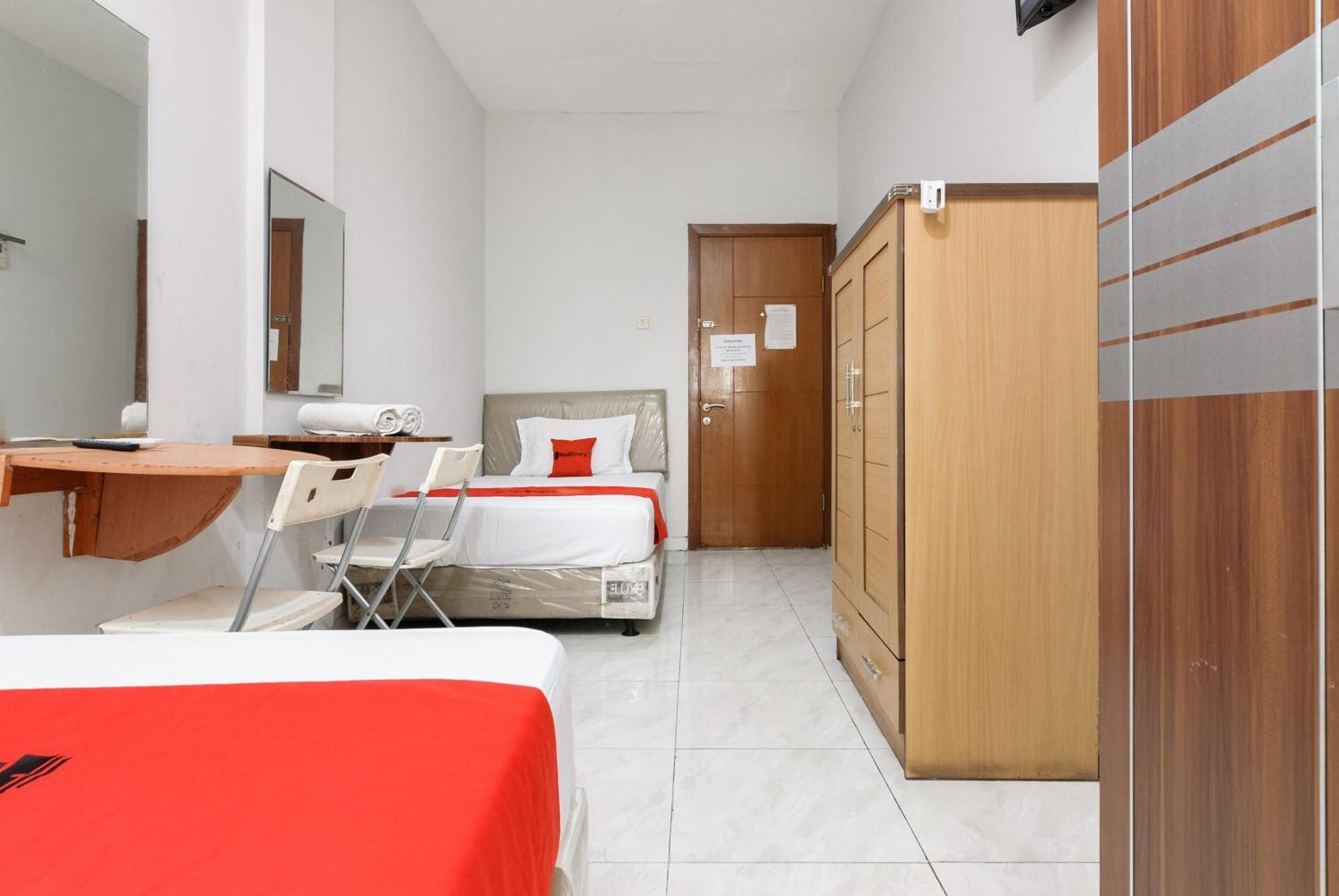 فندق Reddoorz Near Mandaya Royal Hospital Puri تانجيرانغْ المظهر الخارجي الصورة
