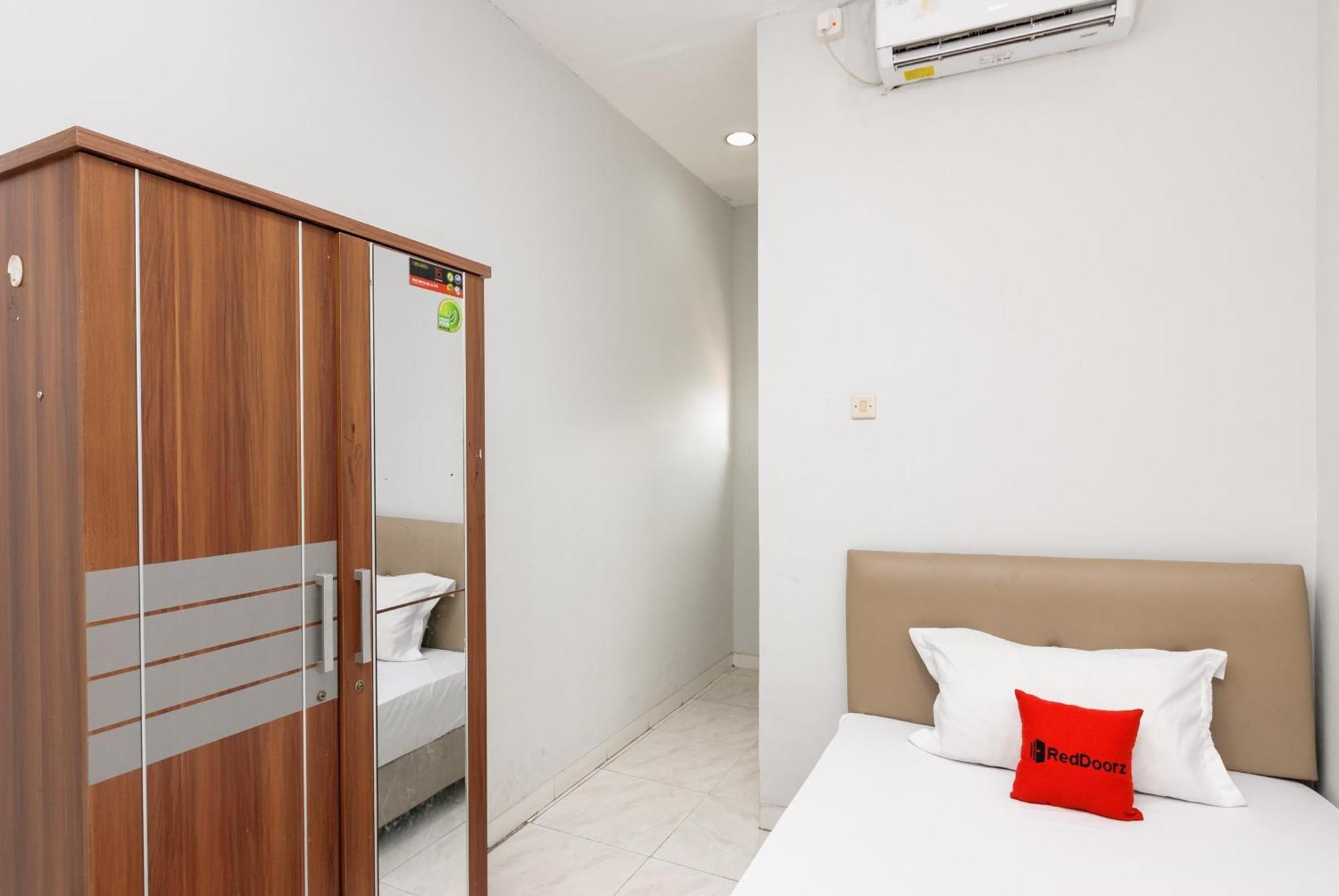 فندق Reddoorz Near Mandaya Royal Hospital Puri تانجيرانغْ المظهر الخارجي الصورة