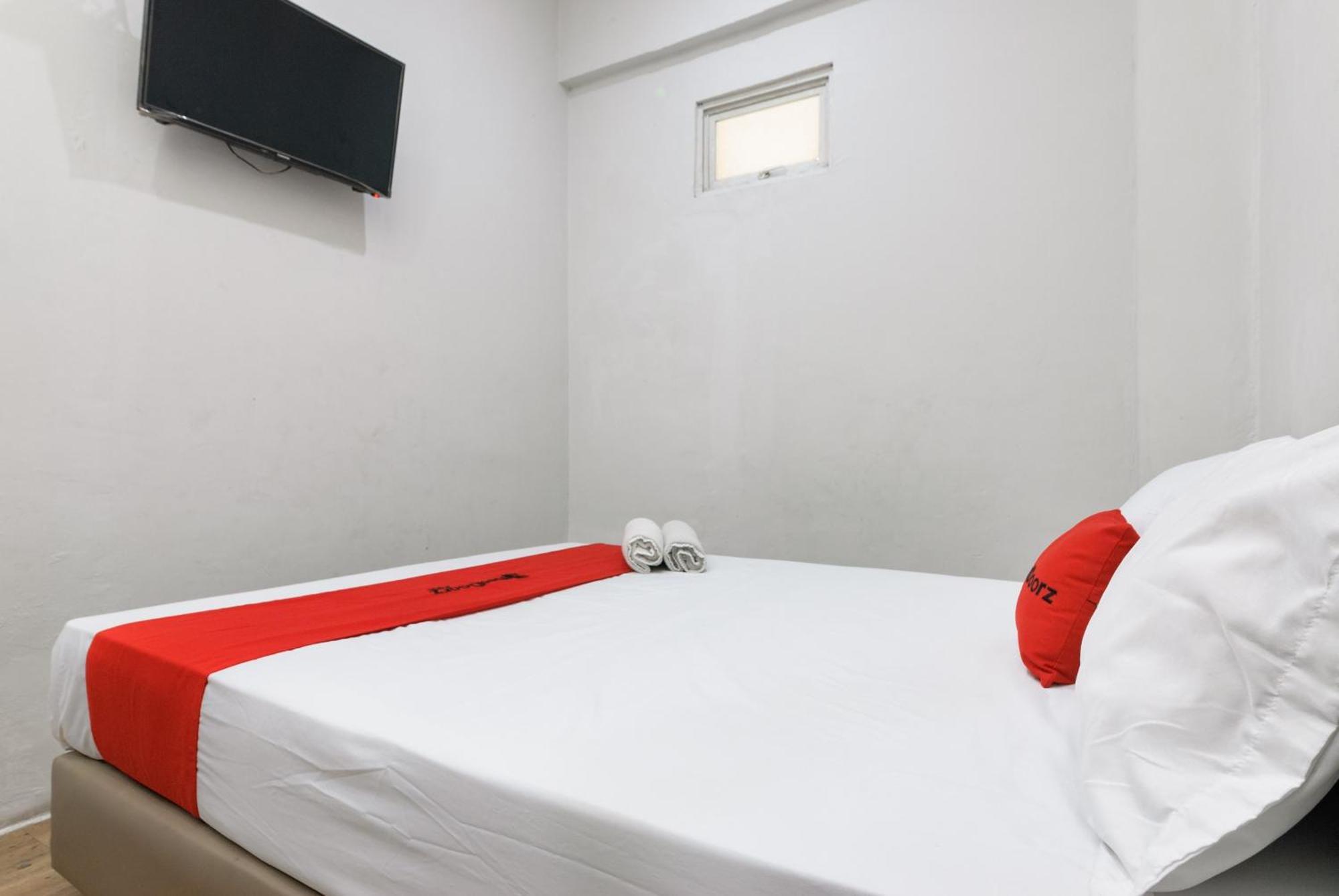 فندق Reddoorz Near Mandaya Royal Hospital Puri تانجيرانغْ المظهر الخارجي الصورة