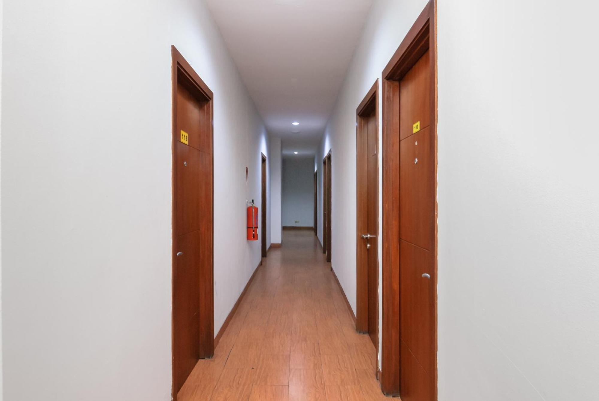 فندق Reddoorz Near Mandaya Royal Hospital Puri تانجيرانغْ المظهر الخارجي الصورة