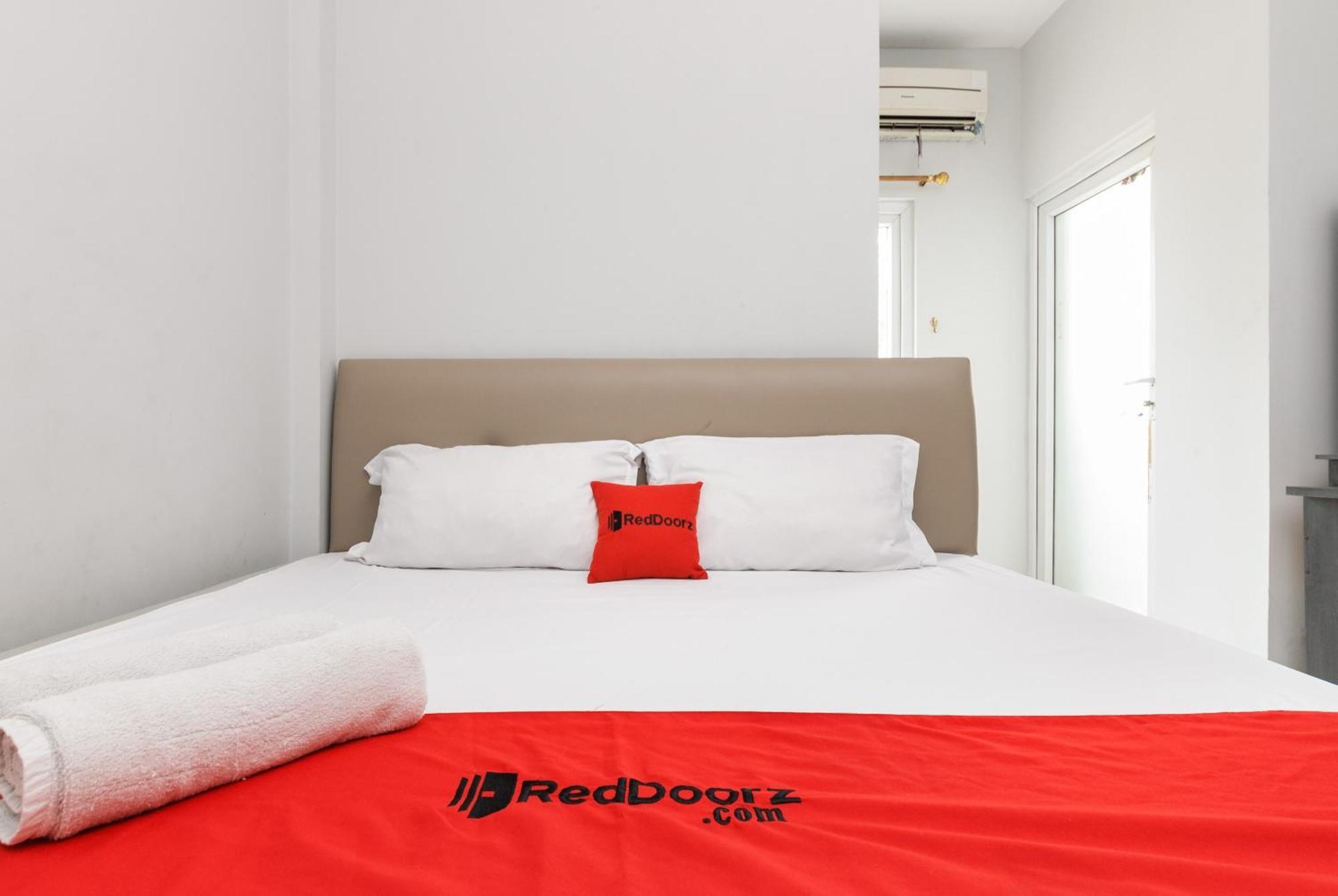 فندق Reddoorz Near Mandaya Royal Hospital Puri تانجيرانغْ المظهر الخارجي الصورة