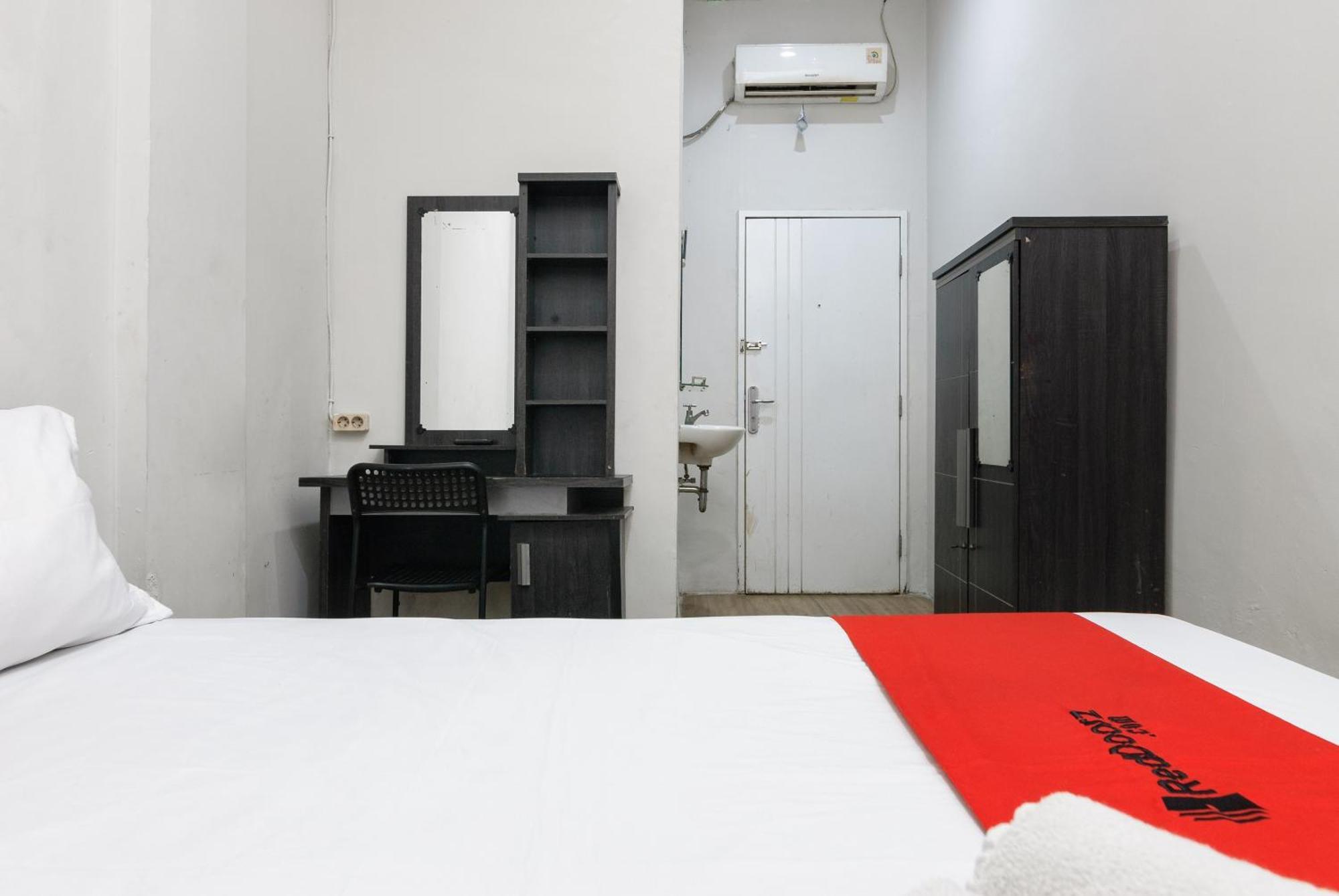 فندق Reddoorz Near Mandaya Royal Hospital Puri تانجيرانغْ المظهر الخارجي الصورة