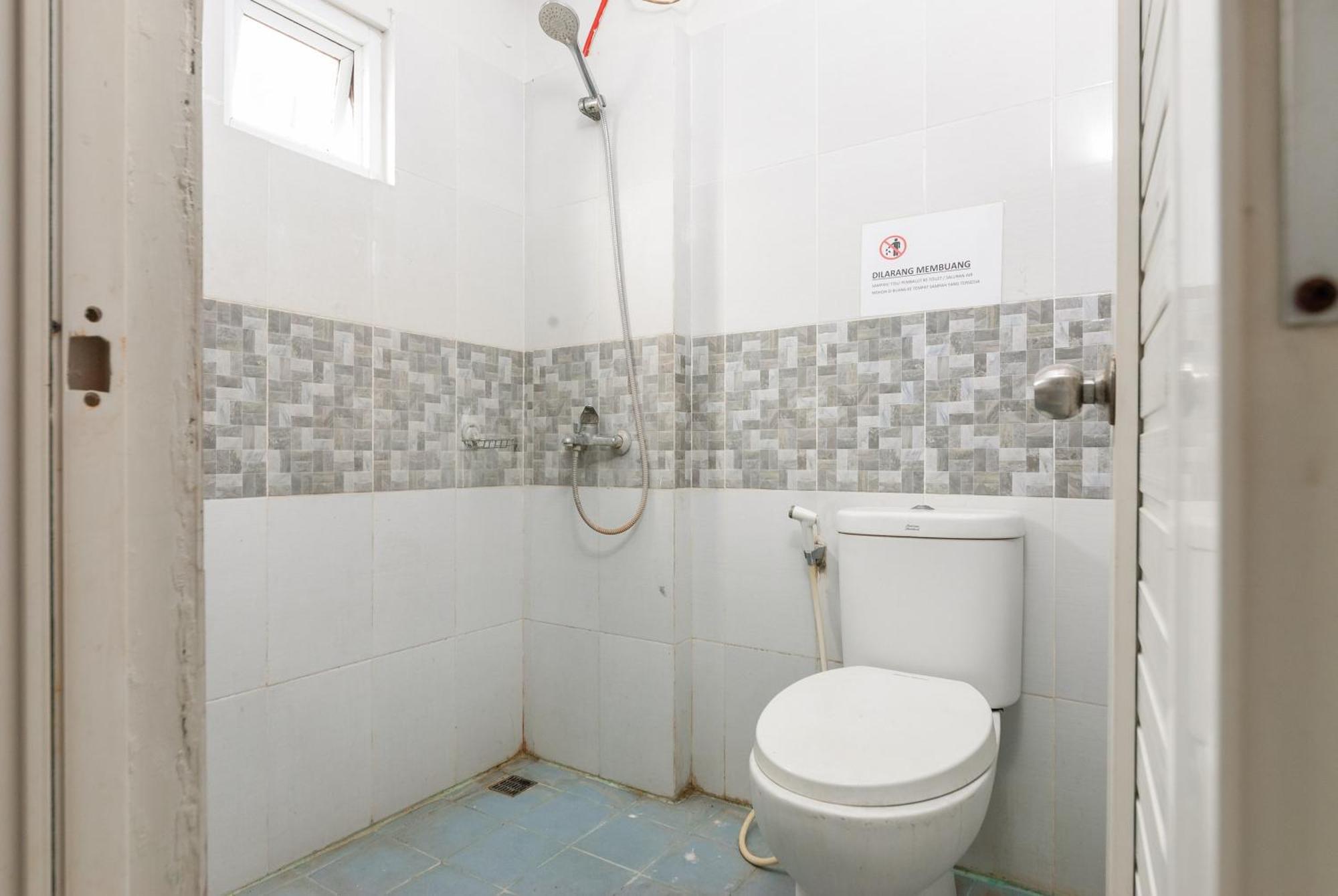 فندق Reddoorz Near Mandaya Royal Hospital Puri تانجيرانغْ المظهر الخارجي الصورة