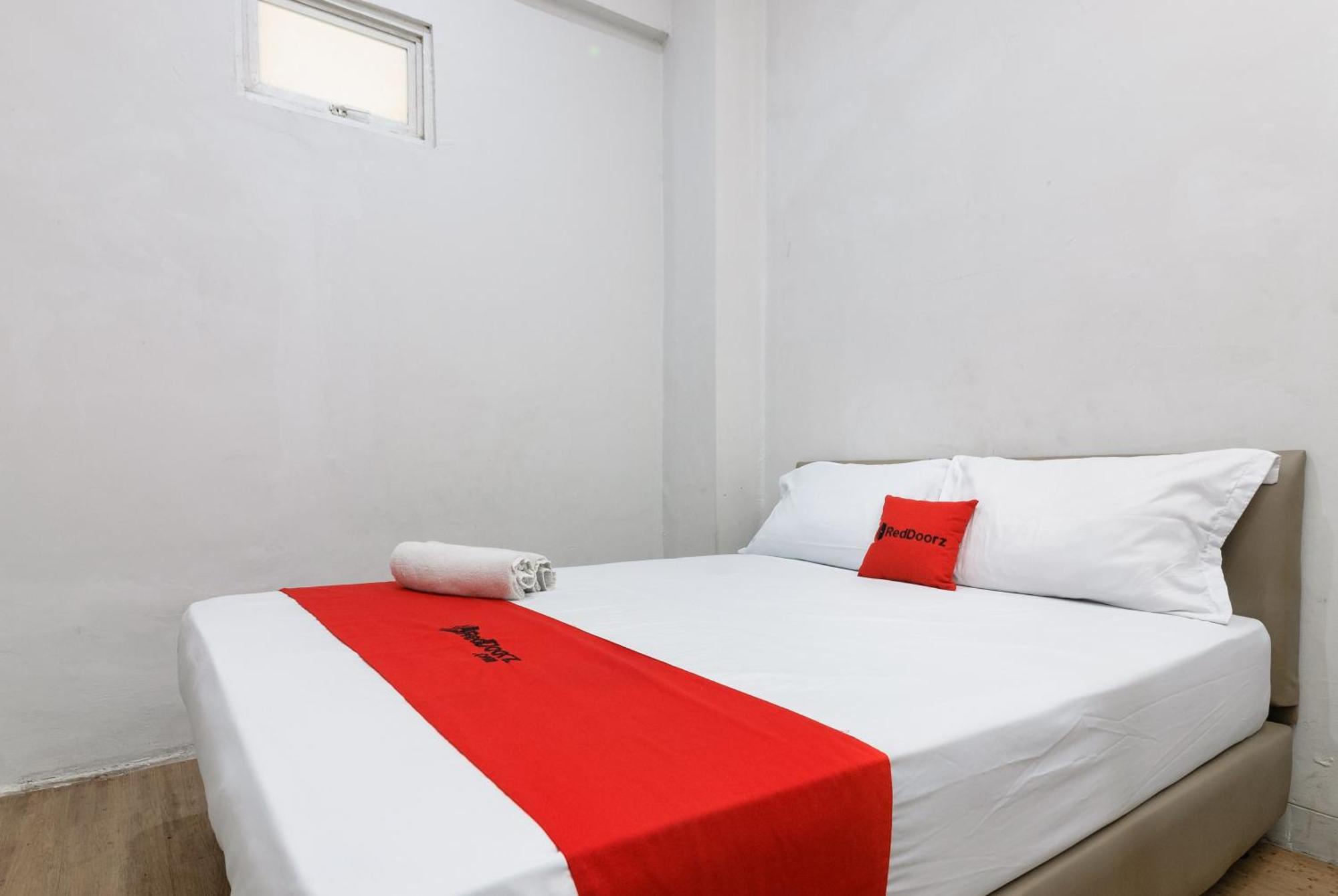 فندق Reddoorz Near Mandaya Royal Hospital Puri تانجيرانغْ المظهر الخارجي الصورة